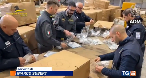 Il servizio del TG5 sul sequestro a Genova di oltre 98.000 articoli di bigiotteria contenenti metalli pesanti pericolosi per la salute