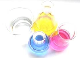 Foto di ampolline di vetro usate nei laboratori chimici