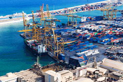 Fotografia di un porto con container